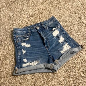 American Eagle Curvy Hi-Rise shortie, size 6, ripped medium wash